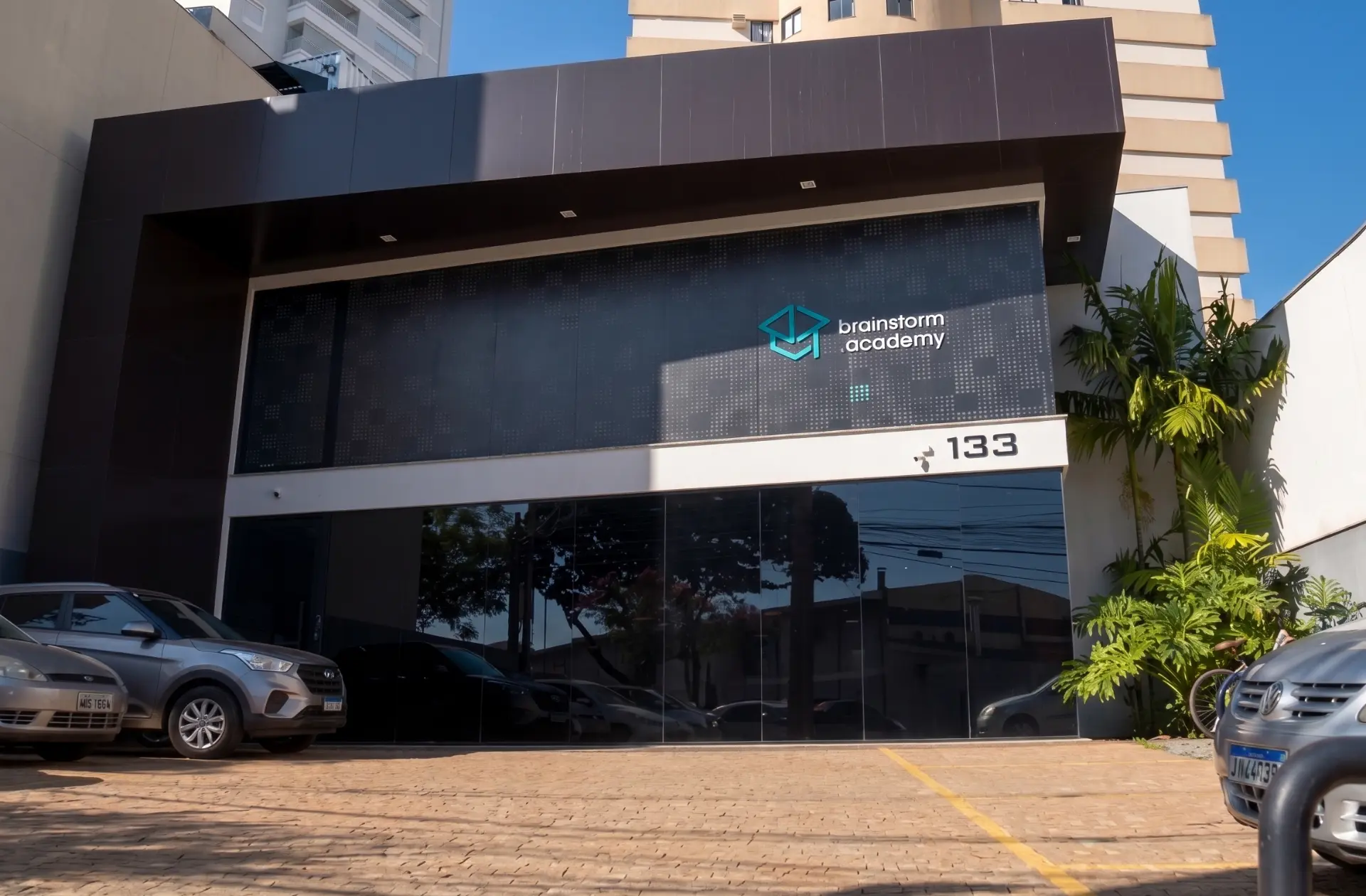 Fachada da sede da Brainstorm Academy em Londrina
