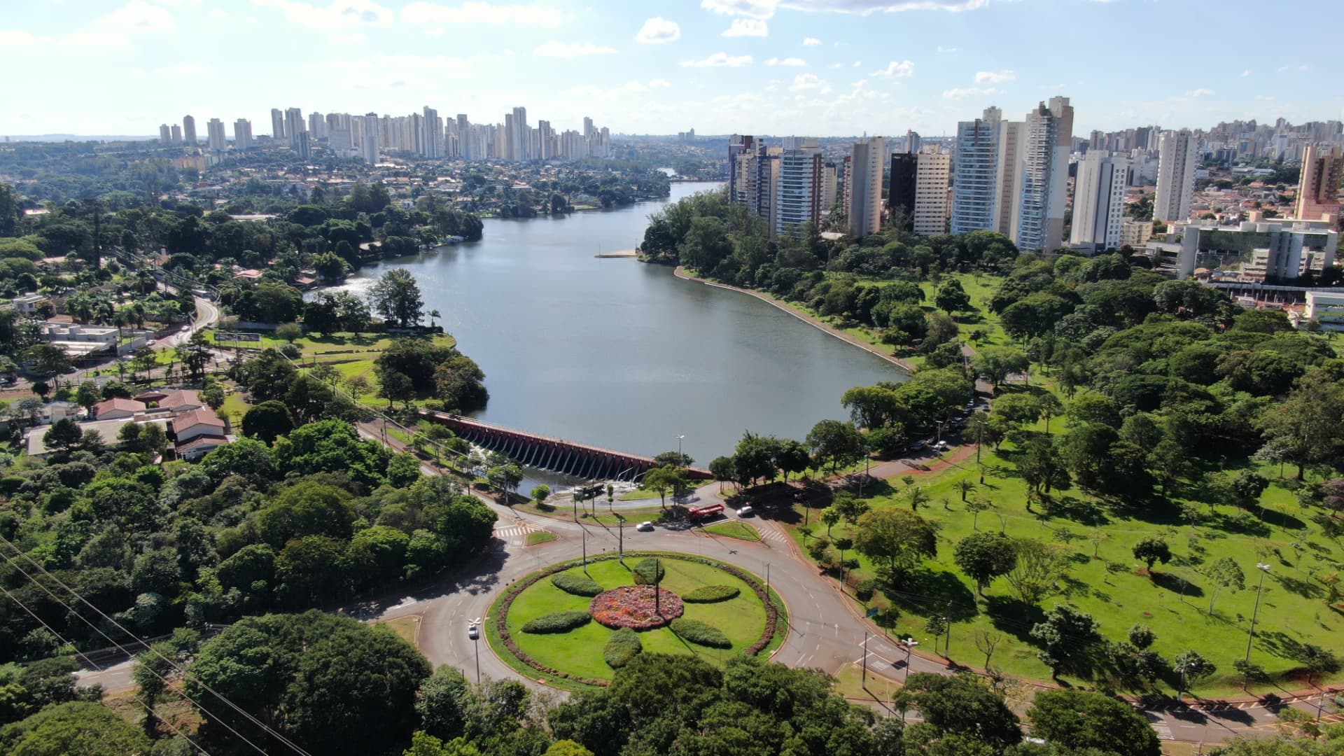 Lago Igapó e o skyline de Londrina vistos de cima